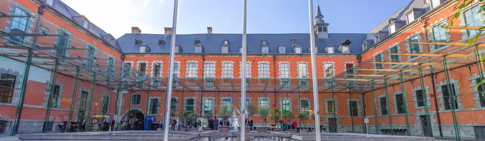 Vue grand angle du bâtiment du parlement wallon